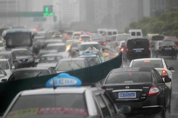 2012年8月8日 上海の台風俳句による強風と豪雨で高架上を車がゆっくりと移動 — ストック写真