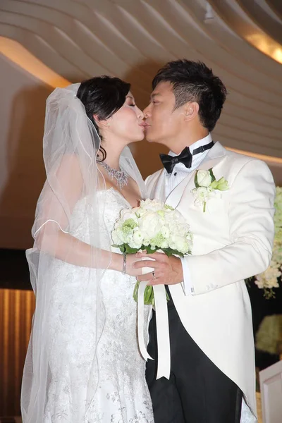 Hong Kong Ator Chin Lok Direita Beija Sua Esposa Atriz — Fotografia de Stock