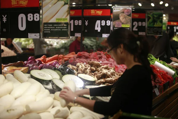 Plik Chińskich Klientów Kupić Warzywa Supermarkecie Zhuzhou Miasta Centralnej Chinas — Zdjęcie stockowe