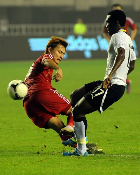 Čína Gao Lin Vlevo Zpochybňuje Lee Addy Ghany Jejich Fotbal — Stock fotografie