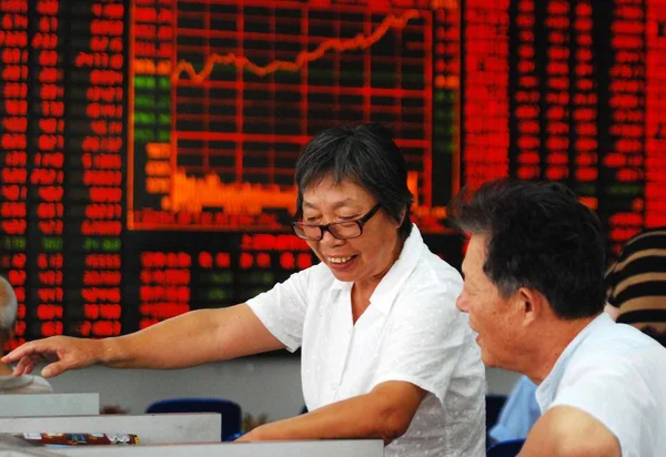 Investor Cina Melihat Harga Saham Merah Untuk Kenaikan Harga Dan — Stok Foto