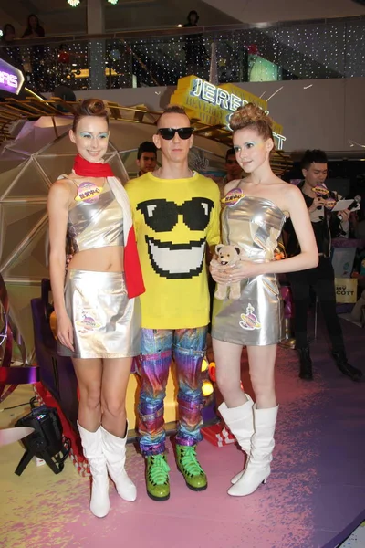 American Fashion Designer Jeremy Scott Center Poses Met Modellen Tijdens — Stockfoto