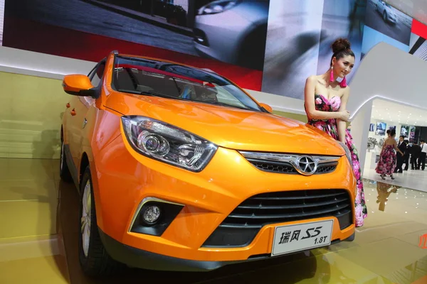 Modelo Posa Con Jac Durante 10ª Exposición Internacional Automóviles China —  Fotos de Stock