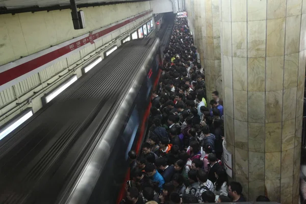 Los Pasajeros Hacen Cola Para Tren Metro Una Estación Metro — Foto de Stock