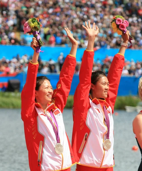 Sølvmedaljevinnerne Dongxiang Venstre Huang Wenyi Fra Kina Prisutdelingen Kvinnenes Lette – stockfoto