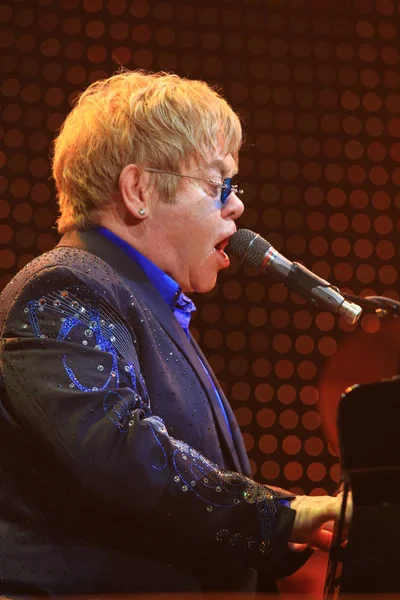 Brits Zanger Elton John Presteert Tijdens Zijn Concert Mercedes Benz — Stockfoto