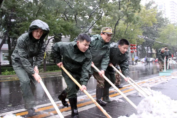 Κινέζοι Εργαζόμενοι Καθαρίστε Χιόνι Ένα Δρόμο Στο Πεκίνο Κίνα Νοεμβρίου — Φωτογραφία Αρχείου