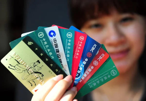 Een Chinese Vrouw Toont Creditcards Andere Bankkaarten Qionghai City South — Stockfoto