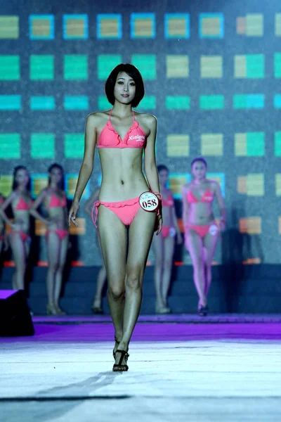 2012年8月11日 在中国中部河南省焦作市举行的比基尼小姐全球大赛中国决赛中举行穿着比基尼服装的选手游行 — 图库照片