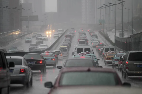 2012年8月8日 上海の台風俳句による強風と豪雨で高架上を車がゆっくりと移動 — ストック写真