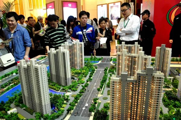 2012年4月29日 中国上海房地产交易会期间 参观者被看到 — 图库照片