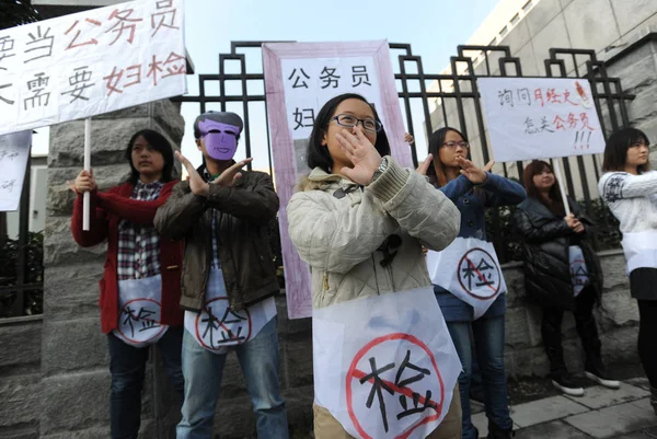 Des Jeunes Étudiants Chinois Protestent Devant Département Des Ressources Humaines — Photo