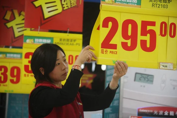 Ein Chinesischer Angestellter Aktualisiert Ein Preisschild Einem Supermarkt Der Stadt — Stockfoto