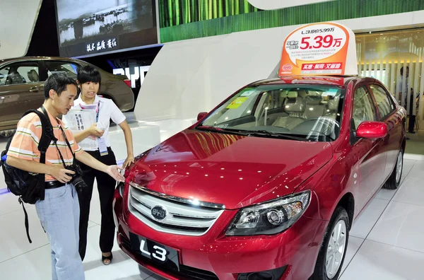 Miembro Del Personal Chino Presenta Byd Visitante Durante Una Exposición — Foto de Stock