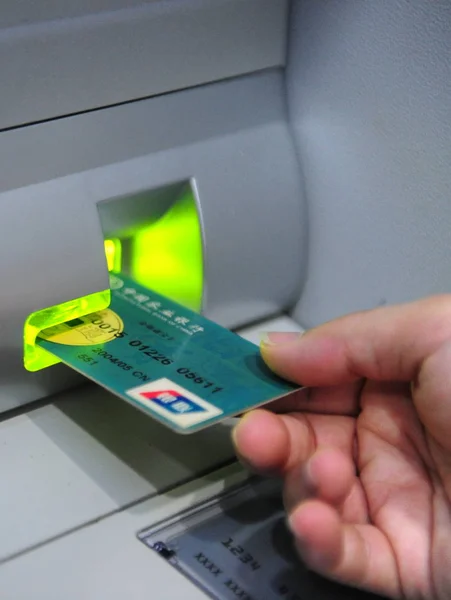 Local Chinese Resident Inserts Bank Card Atm Qionghai City South — Stock Photo, Image