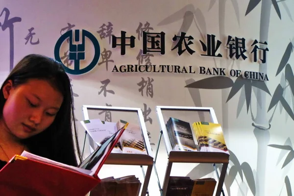 Besökare Ses Monter Agricultural Bank China Abc Finansiella Mässa Shanghai — Stockfoto