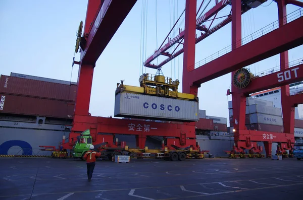 File Cosco の容器は 東中国山東省 Rizhao Rizhao 港で持ち上げられている 11月4日2012 — ストック写真