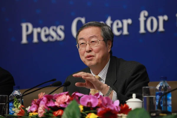 在2012年3月12日于中国北京举行的第十一届全国人民代表大会第五次会议的新闻发布会上 中国人民银行行长周小川回答了一个问题 — 图库照片