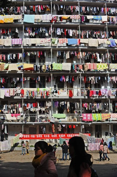 Roupas Colchas Estudantes São Penduradas Sob Luz Sol Fora Edifício — Fotografia de Stock