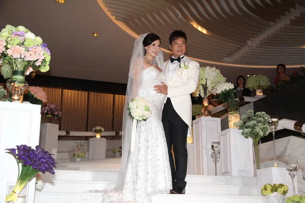 Ator Hong Kong Chin Lok Certo Acaricia Barriga Sua Esposa — Fotografia de Stock