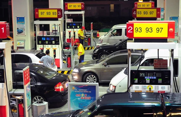 Automobily Jsou Čerpán Čerpací Stanici Fuzhou City Provincii Jihovýchodní Chinas — Stock fotografie
