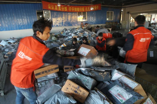 Les Travailleurs Chinois Trient Les Colis Des Achats Ligne Jour — Photo