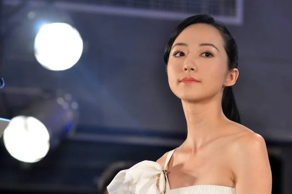 Kinesiska Sångerskan Och Skådespelerskan Cecilia Han Xue Poser Vid Lansering — Stockfoto