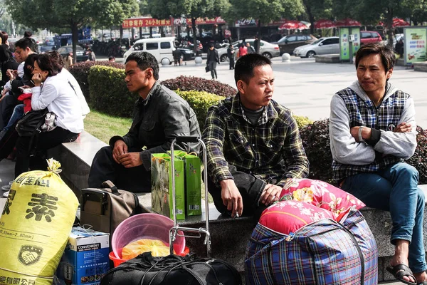 中国の移住労働者は 列車が帰国するのを待っているので荷物の隣に残ります紹興市 東中国浙江省 11月7日2012 — ストック写真