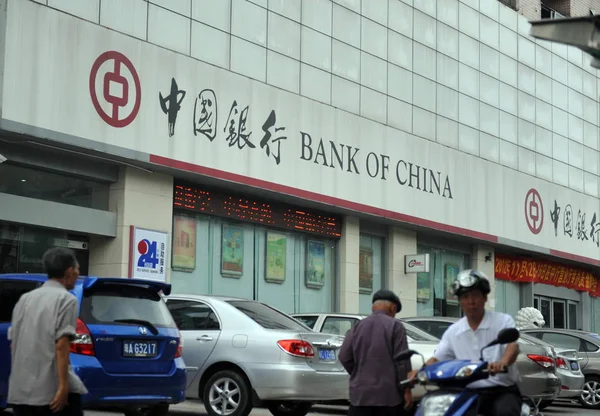 Gyalogosok Halad Egy Ága Kínai Bank Boc Qionghai City Dél — Stock Fotó