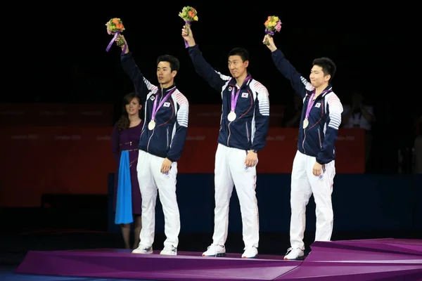 Medalhistas Prata Coreia Sul Acenam Pódio Cerimônia Premiação Tênis Mesa — Fotografia de Stock