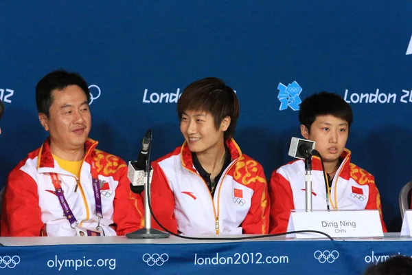 Desde Izquierda Entrenador Medallistas Oro Shi Zhihao Ding Ning Guo —  Fotos de Stock