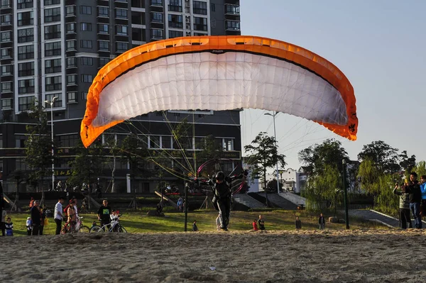 Tagja Zhuzhou Paraglider Club Földek Bank Xiangjiang Folyó Zhuzhou Város — Stock Fotó