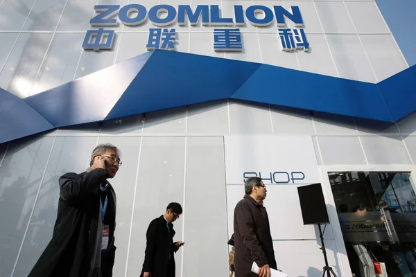 Visitantes Passam Pelo Estande Zoomlion Durante Feira Internacional Máquinas Construção — Fotografia de Stock