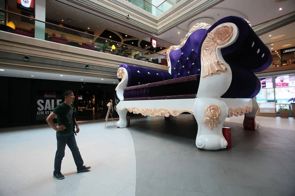 Comprador Passa Pelo Maior Sofá Mundo Shopping Xangai China Agosto — Fotografia de Stock