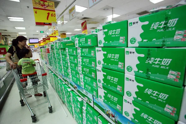 Negozi Cinesi Latte Mengniu Supermercato Shanghai Cina Agosto 2012 — Foto Stock