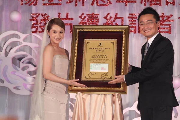 Cantante Taiwanesa Rainie Yang Cheng Lin Izquierda Posa Con Timothy — Foto de Stock