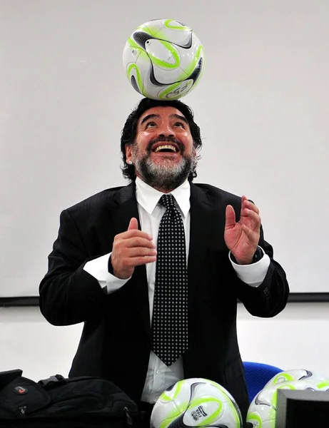 Diego Maradona Agüero Pokazuje Swoje Umiejętności Podczas Spotkania Szefem Chińskiego — Zdjęcie stockowe