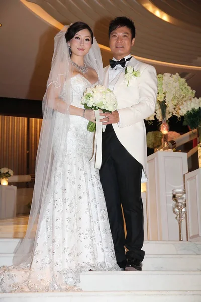 Hong Kong Ator Chin Lok Certo Posa Com Sua Esposa — Fotografia de Stock