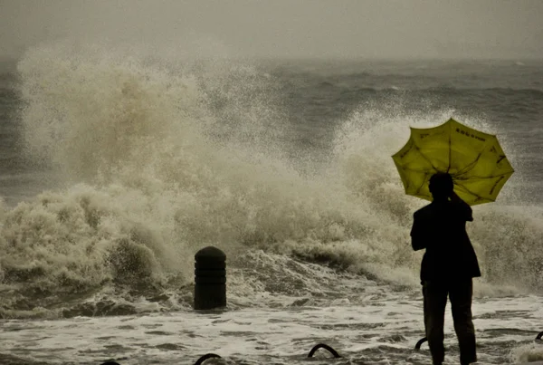 Bosatt Braves Stark Vind Framför Vågor Svallande Upp Som Typhoon — Stockfoto