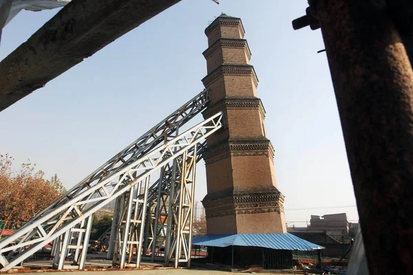 Leunende Wanshou Temple Pagoda Wordt Ondersteund Door Stalen Frames Een — Stockfoto