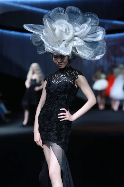 Модель Представляет Новое Творение Модном Показе Париков Rebecca 2013 Шанхае — стоковое фото