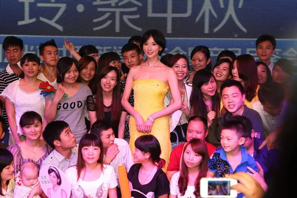 Tchajwanský Modelkou Herečkou Lin Chi Ling Žlutá Pózy Fanoušky Během — Stock fotografie