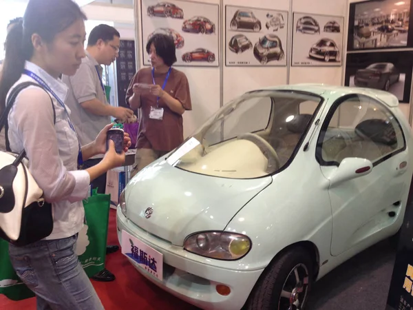 Visitatori Guardano Una Concept Car Elettrica Durante Hangzhou International Green — Foto Stock