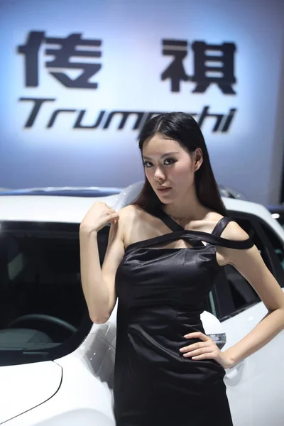 Een Model Poseert Met Een Trumpchi Auto Stand Van Gac — Stockfoto