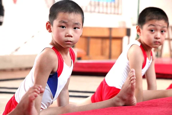 Молодые Мальчики Тренируются Время Тренировки Гимнастическом Центре Городе Божжоу Провинция — стоковое фото
