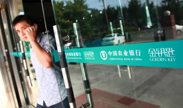 Hombre Deja Una Sucursal Del Abc Banco Agrícola China Ciudad —  Fotos de Stock