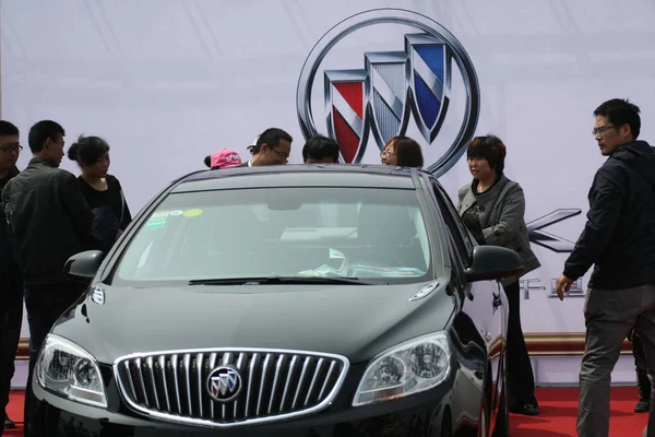 Visitors Look Buick Excelle Shanghai Joint Venture Saic General Motors — 스톡 사진