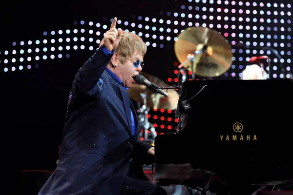 Cantante Inglés Elton John Actúa Durante Concierto Mercedes Benz Arena — Foto de Stock