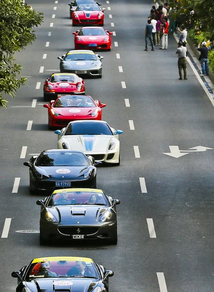 Ferrari Spor Otomobilleri Bir Geçit Töreni Sırasında Yolda Hat Içinde — Stok fotoğraf