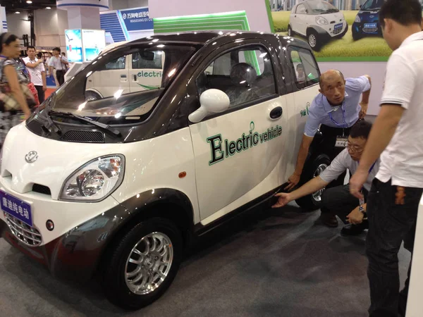 Visitatori Guardano Una Concept Car Elettrica Durante Hangzhou International Green — Foto Stock